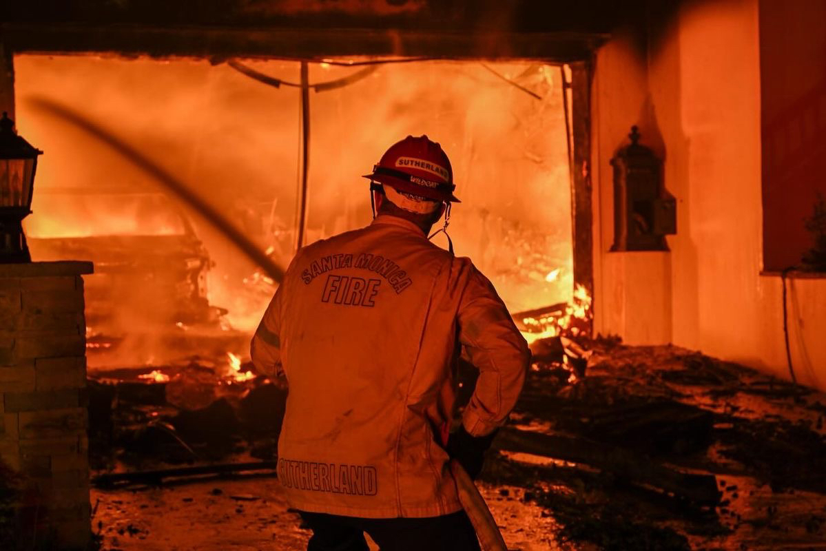 4-Alarm Fire Tears Through Williamsburg Restaurant in Brooklyn, Injuring 6 Firefighters